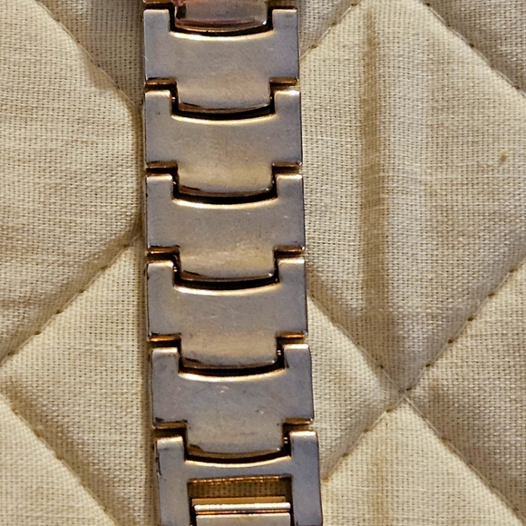 Macy's Charter Club Ladies Goldtone Watch ☆ Gemmed ☆ New Battery ☆ - Picture 5 of 6